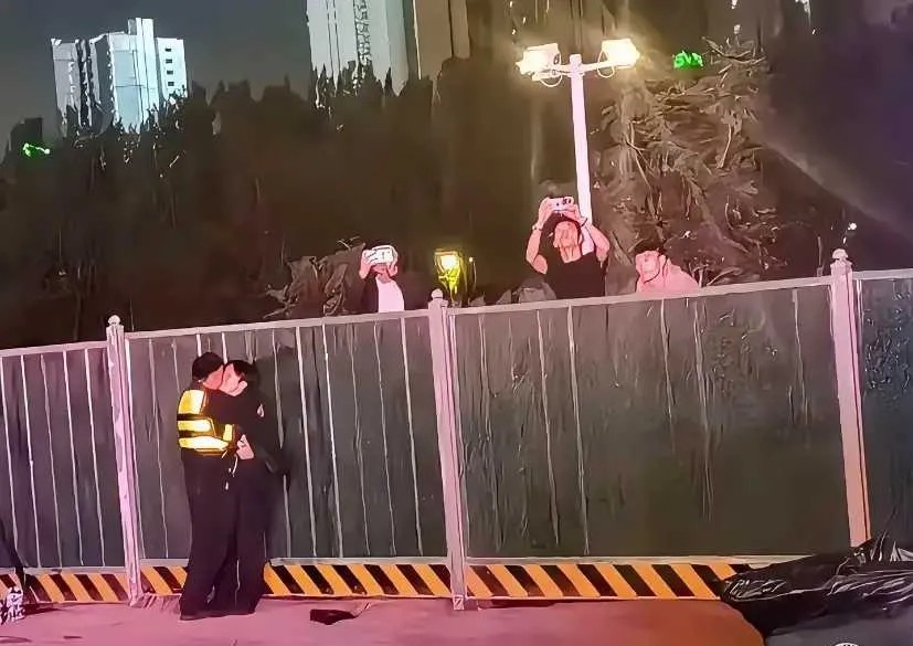 这个保安火了
