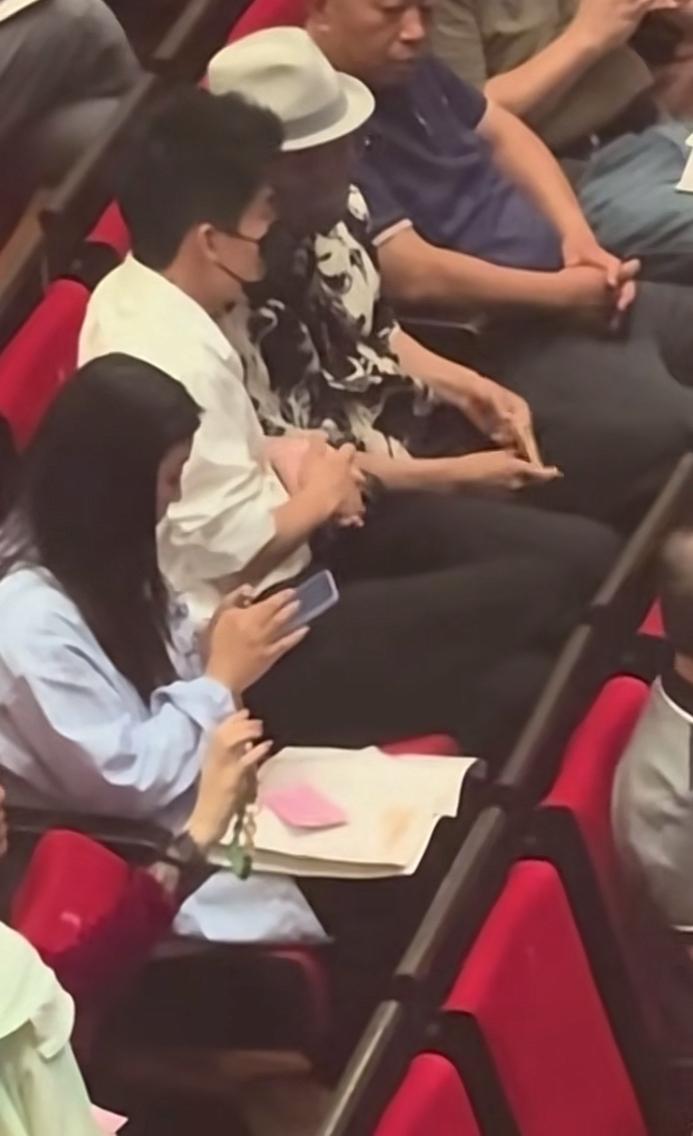 宇辉去观看杨丽萍老师在北京的演出了，同行的还有成林、潇潇以及潇潇的女儿！看到