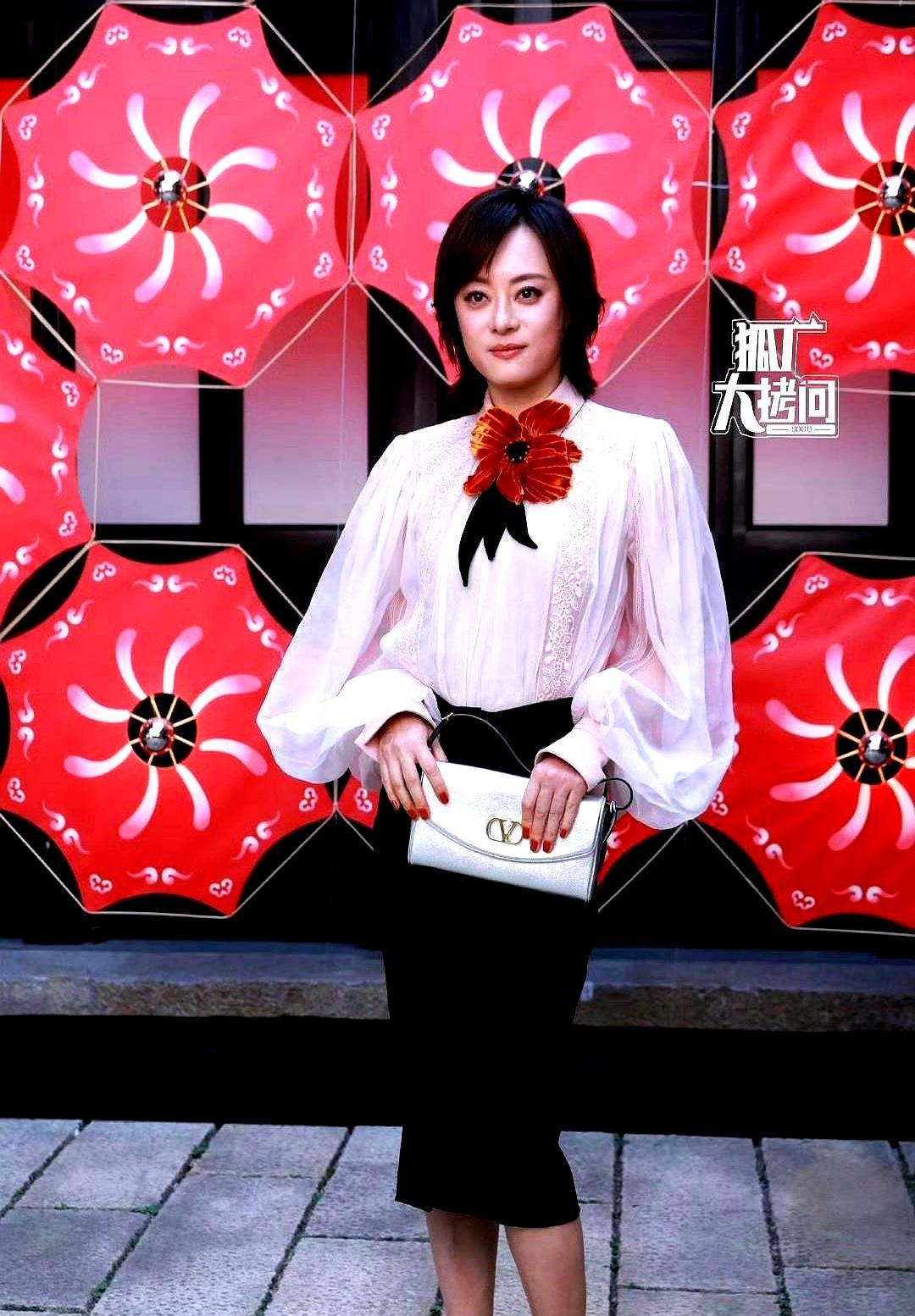 43岁孙俪脸松了，全网却喊好看她穿粉蕾丝大花领结现身，眼角细纹一清二楚，镜