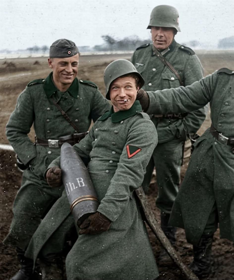 图一：看德军士兵们那么欢快，大概率是二战初期的西线战场。其抱着的是什么型号炮