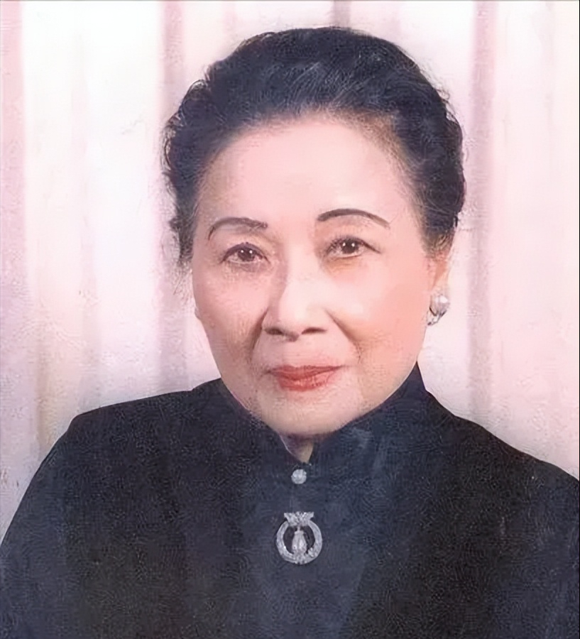 1988年1月23日，蒋经国突然病逝。宋美龄得知后，马上赶到蒋经国的大直官邸。她