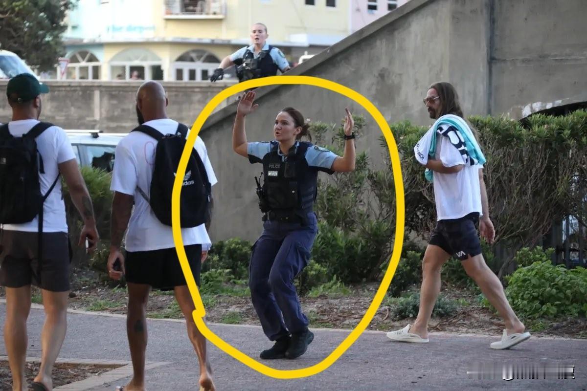 澳大利亚邦迪海滩，两名qiang手在桥上连续发射了28分钟，弹匣打光换了又换。