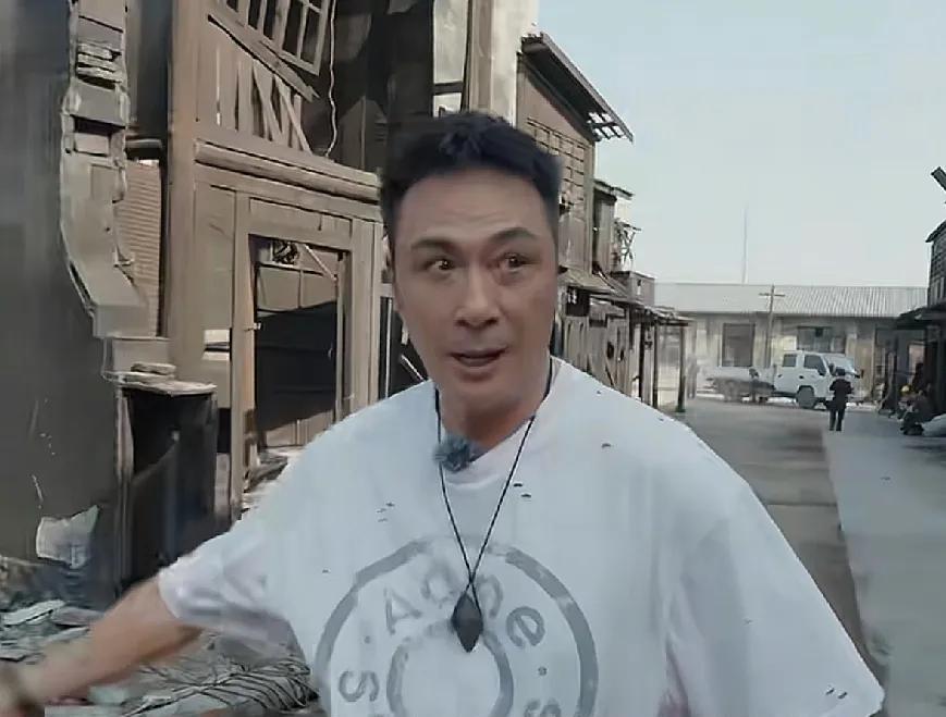 吴镇宇在战争废墟场景下，幻想着同胞拼杀感动的落下了眼泪，随后他怒其不争的说：“我