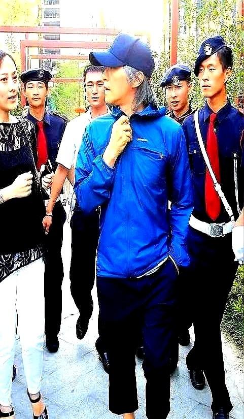 周星驰以前跟冯小刚闹过不愉快，现在却爱上网互动了。当年冯小刚忙着自己的戏还去