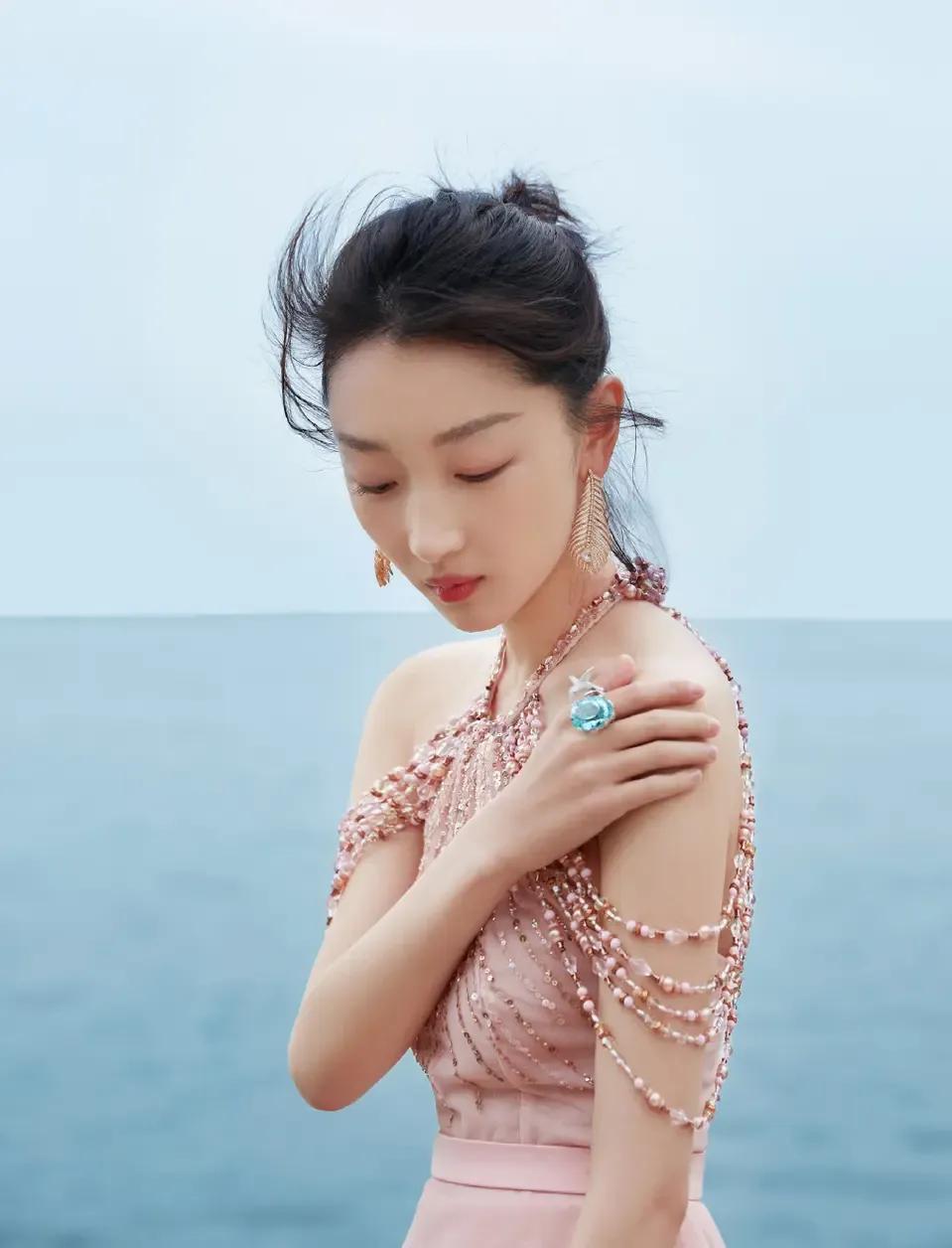 在以美貌为基础的演艺界，有两大女星最为奇怪，既无长相，也无身材，更谈不上美丽。