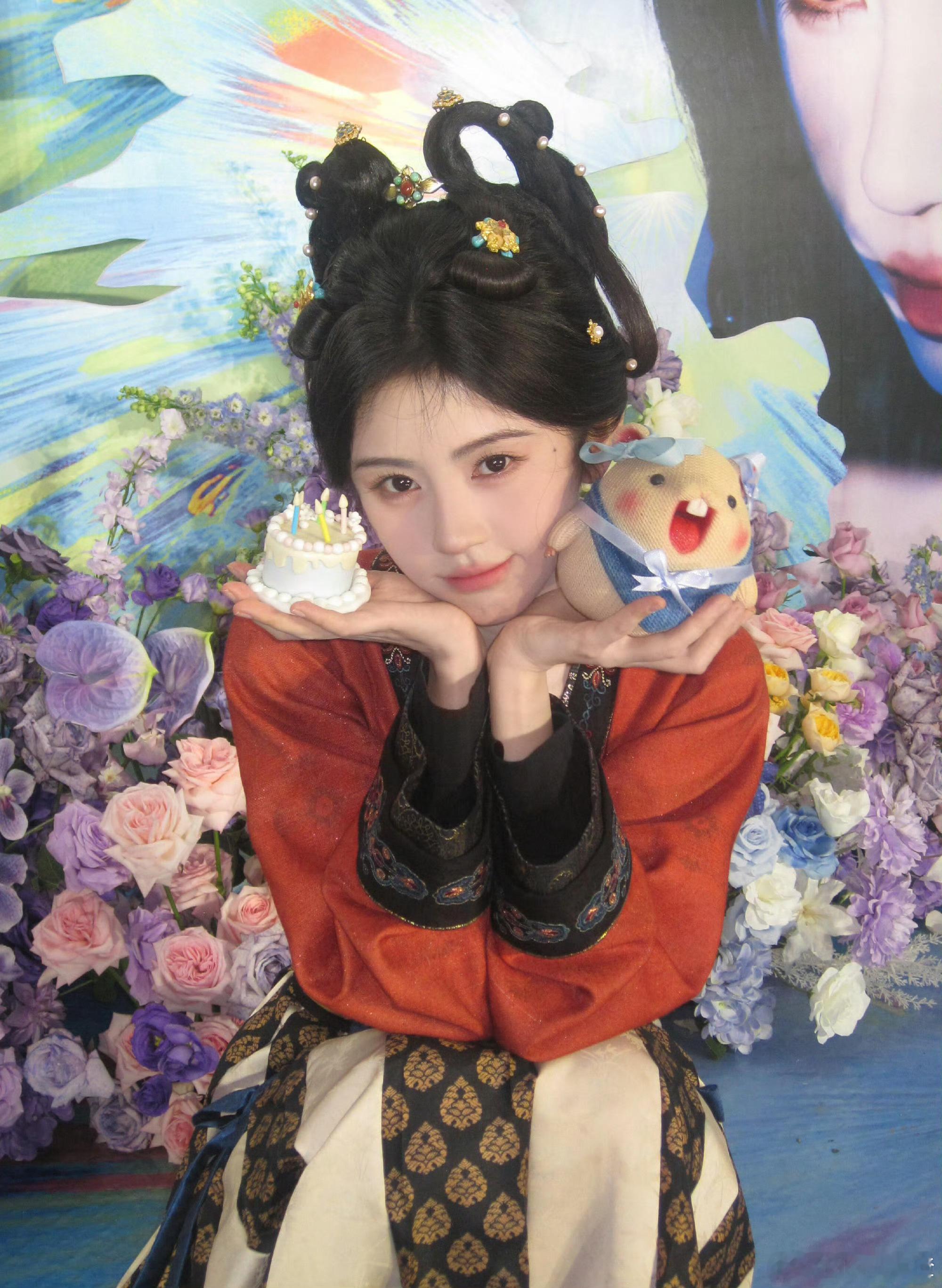 32岁幸福降临在婧祎手中🥳鞠婧祎剧组生日照