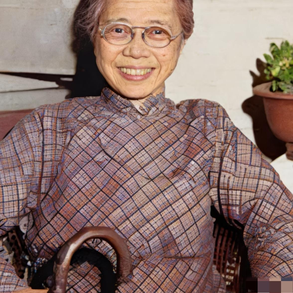 上世纪60年代，胡适的“红颜知己”曹诚英步入了晚年，一张罕见的留影，镜头里的她静