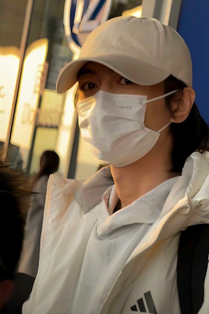 陈晓真的留长头发了都说上班会有班味，看眼睛就能看出来，但陈晓这么多年依旧眼神清澈