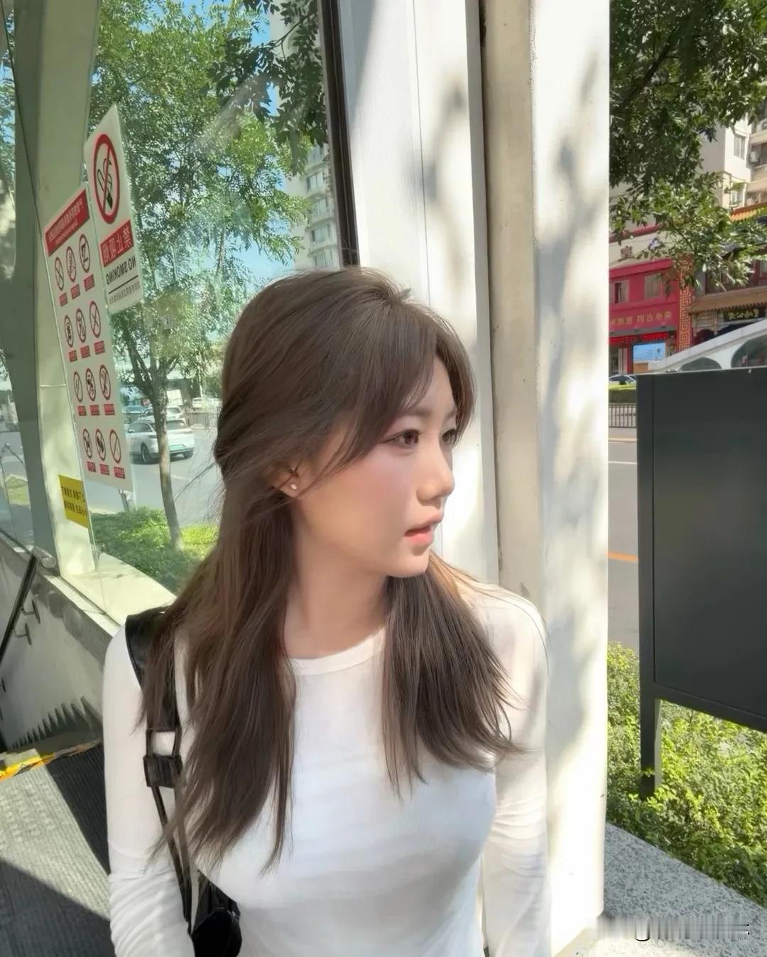 清晨元气满满，午后笑靥如花，夜晚追逐梦想。每一刻都在发光，