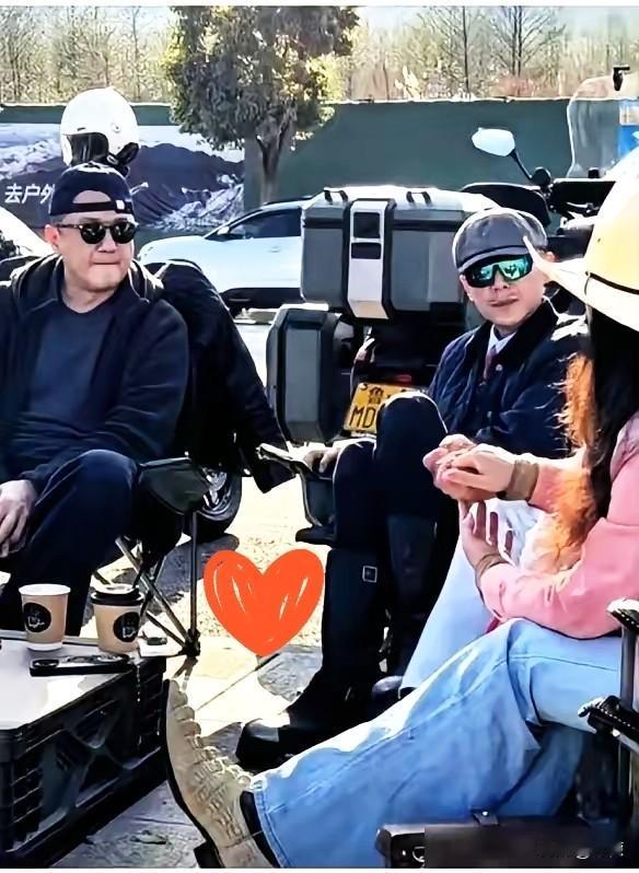 别以为李亚鹏垮了。你看他跟谁混在一起，就全明白了。大过年的，李亚鹏没回哪个家，