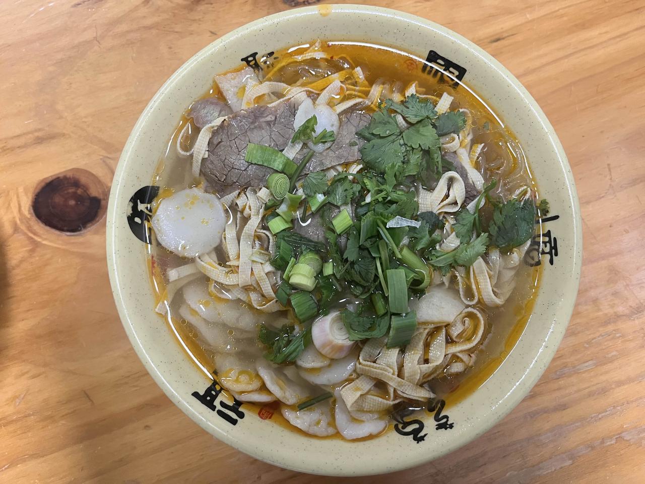 安徽淮南美食——1、淮南牛肉汤。是淮南最具代表性的、必吃的特色美食，牛肉汤饭馆