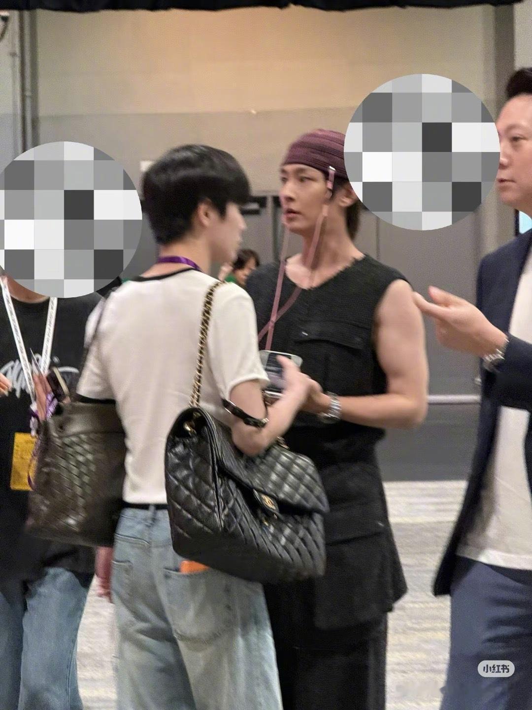 网友在香港偶遇炎亚纶，有一说一，这个颜值保养的如何？​​​