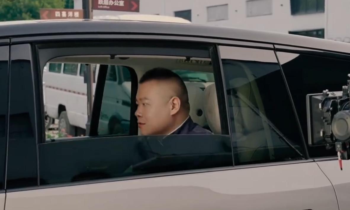 要德云社相声演员请客吃饭，难得狠，宁愿饿着，都不吭声，要是换个环境，如何呢？岳云