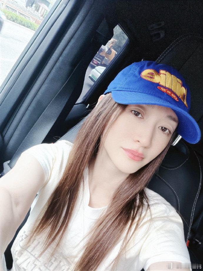 谁在七夕送了李小冉一辆车刷到李小冉七夕的九宫格直接被惊到，别人过节收花，姐姐喜