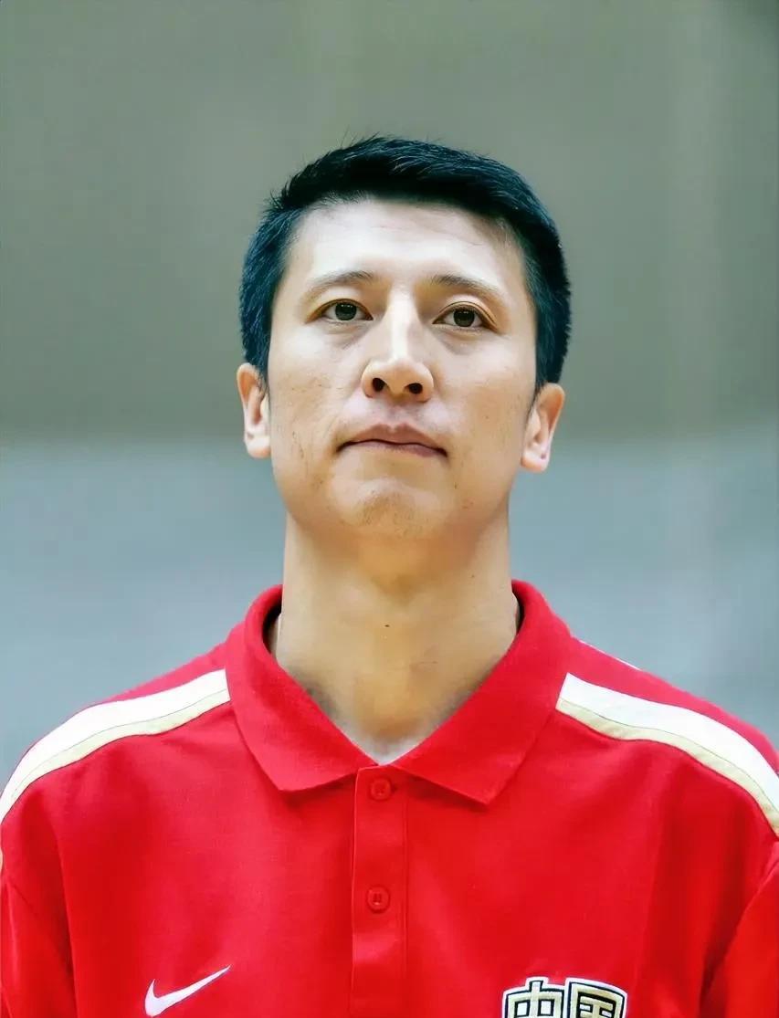 郭士强要坐不住了，不仅是因为后卫线组织能力差，更是因为——男篮首场公开比赛