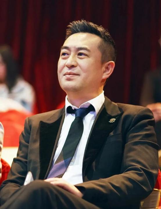 张嘉译成名后，拿出7000万给妻子王海燕买了一套别墅和一辆200万的豪车，他的前