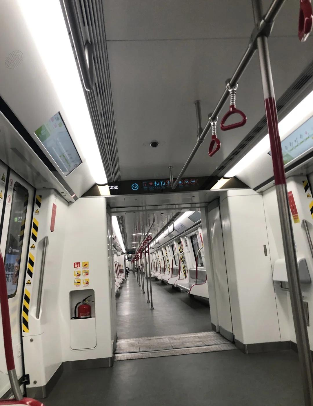 以后会没人上班了人生就是一场旅行最近发现地铁早高峰的人都少了一半，好多人干脆