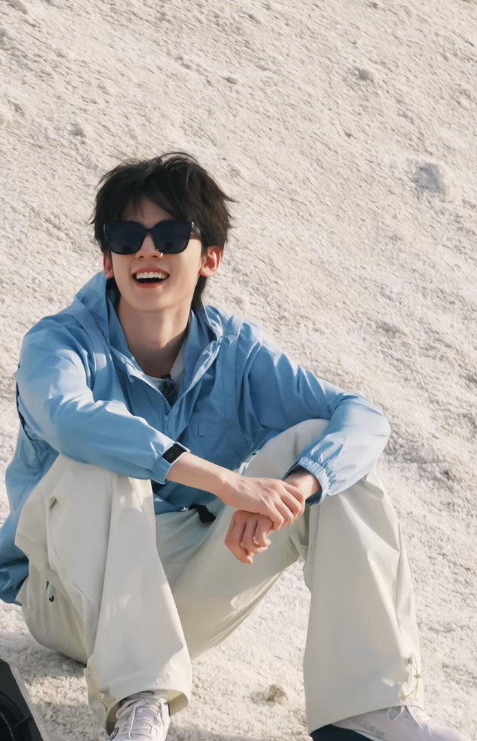 TOP一路向海的少年完全是出游旅行拍照模版吧，五个男孩每个颜值都好突出好明媚，