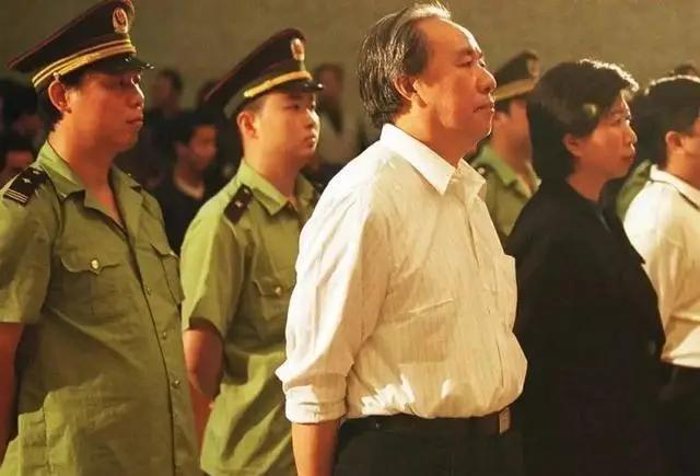 被判有期徒刑18年的“中国首富”牟其中，在2016年终于刑满释放，谁料在监狱门口