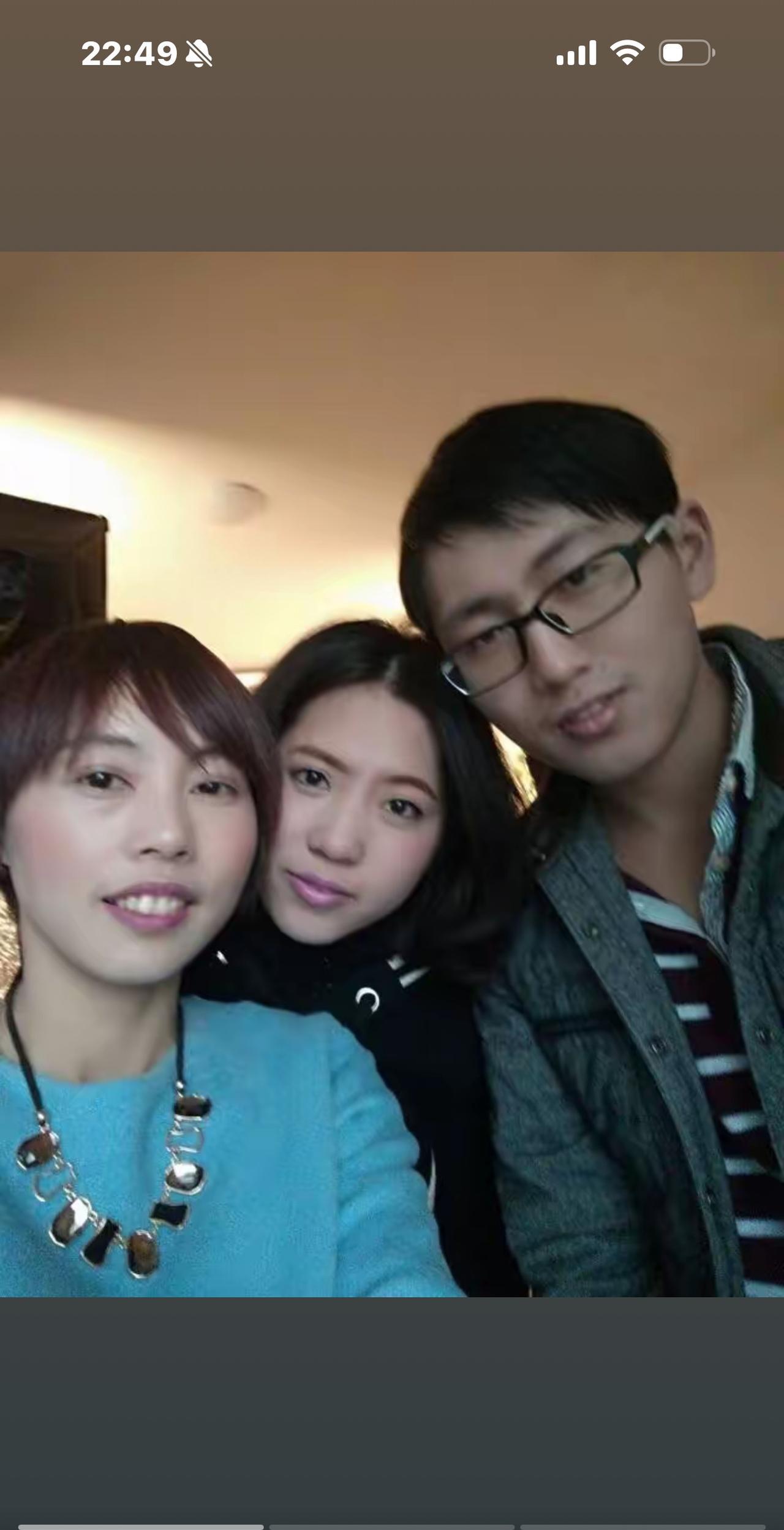 大明玉在四川火化了，弟弟明鑫说：“推她进火化炉时，一滴泪也没有，已经麻木了，因为