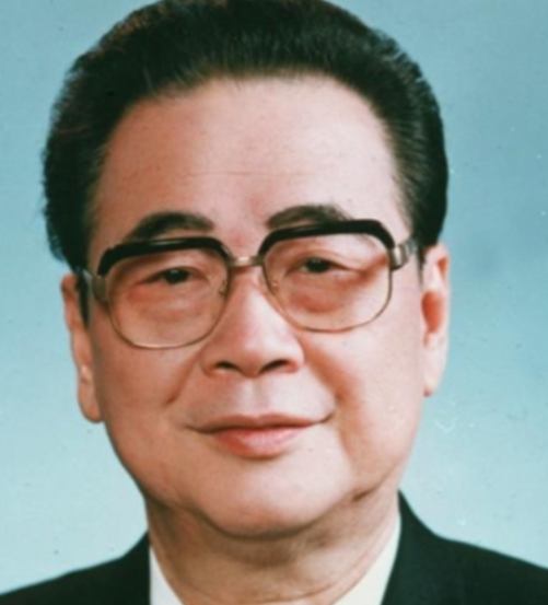 1992年7月，邓颖超因病离世，谁知，邓颖超留下的最后一句话竟是“李鹏”二字，这
