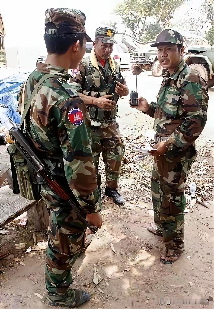 柬埔寨军人这打仗画风，真让人惊掉下巴。在柬泰激烈的战场上，有军官手拿对讲机跟士兵