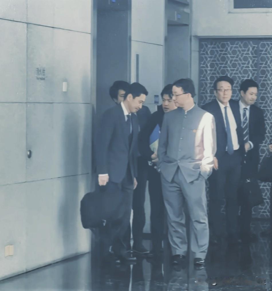 我觉得此图可获得2025最佳图片奖，右侧一身中山装正气满满，双手插兜不知你们为何