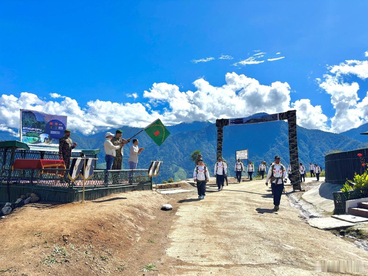 藏南印度占领军和藏南伪政府共同组织前往中印实控线附近徒步探访10月12日，印度