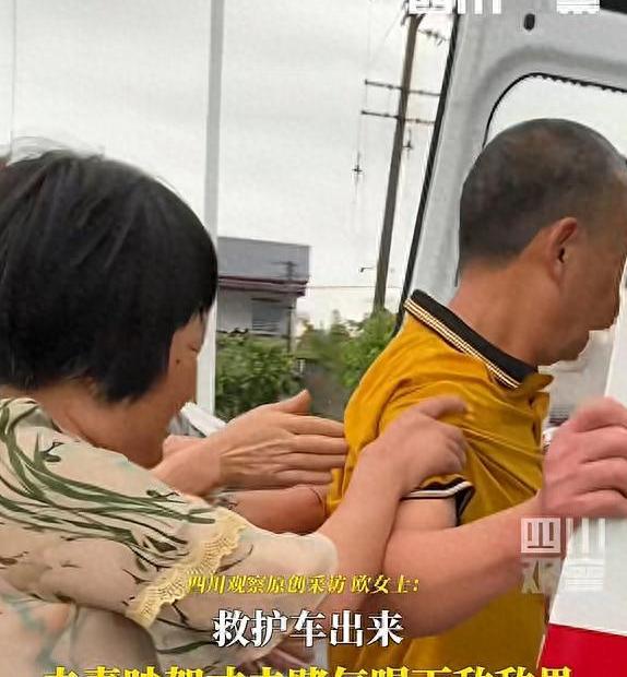 四川德阳，一对夫妻在路边争吵，妻子嘴碎，絮絮叨叨，丈夫听得心烦狂躁，他打开手中的