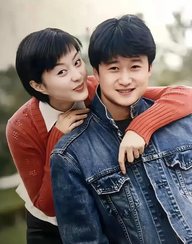 这是两位演员早些年时候的一张留影，那个时候都年轻，右边小眼睛小脸的男演员是吴京，