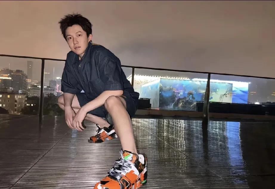 哥这双鞋终于穿出来了[思考]鞋子很炫酷，价格也美丽，毕竟LV[捂脸哭]再看哥的