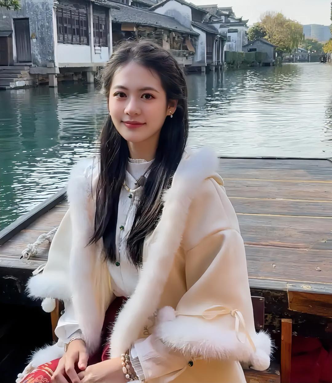 如果你是公公婆婆，要从下面两个女孩里选一个当儿媳，你会选择哪一个？1、小水晶