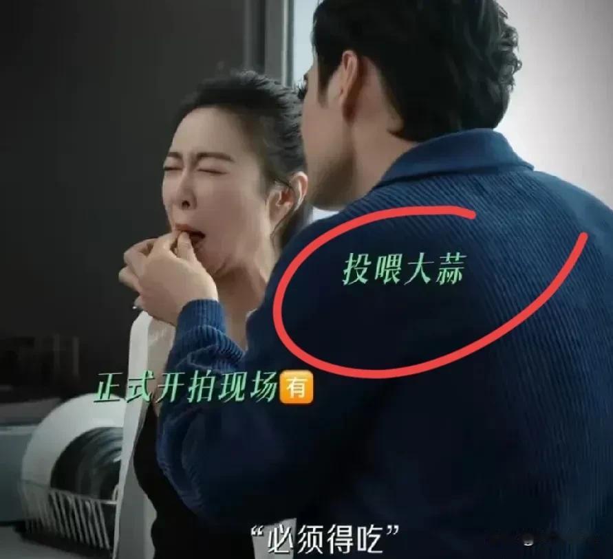 高叶和袁弘在拍吻戏的时候，被导演要求吃了大蒜再接吻，高叶一脸嫌弃，很是不理解的问