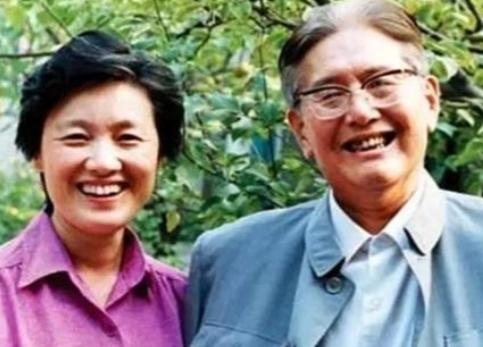 1985年乔冠华归葬故乡盐城遭到拒绝，妻子章含之无奈之下找到一个人帮忙，此人在当