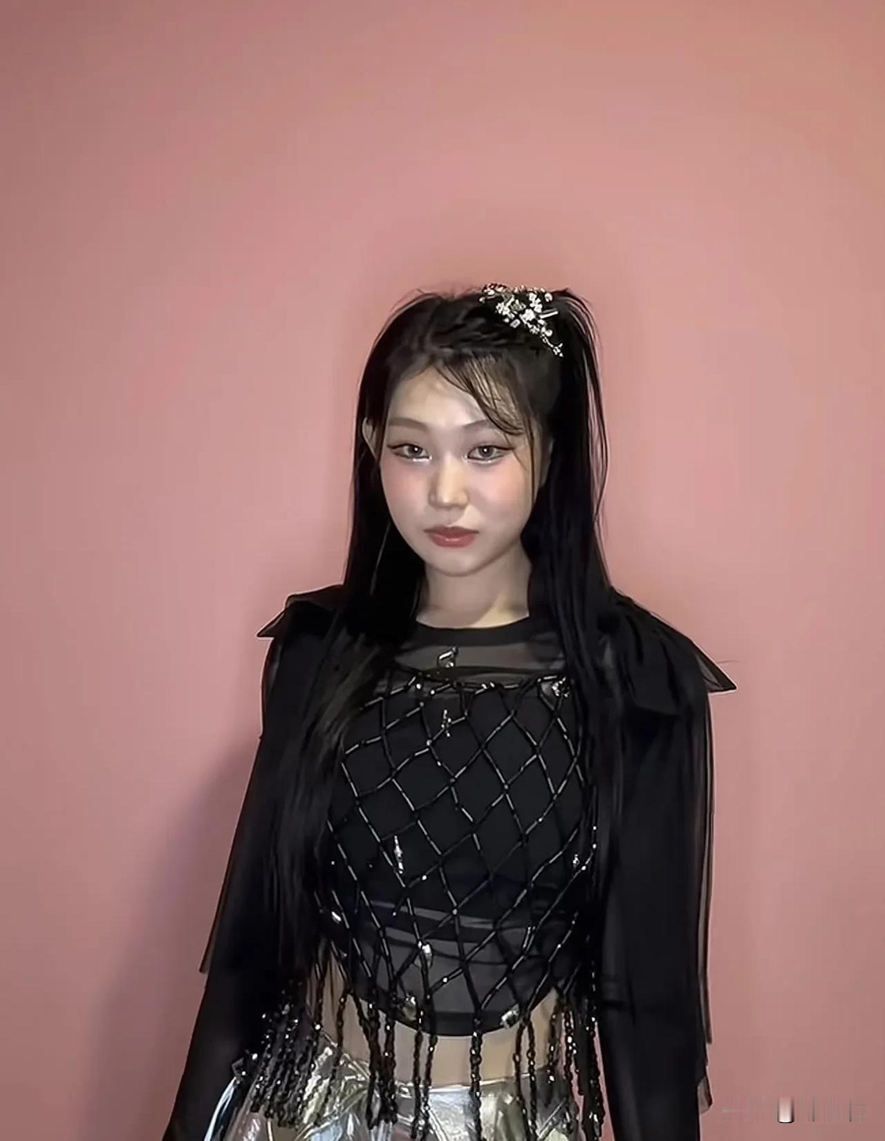 黄奕女儿想出道，网友们说；要抵制，而沈佳润出道，网友们；这小姑娘真讨人喜欢。