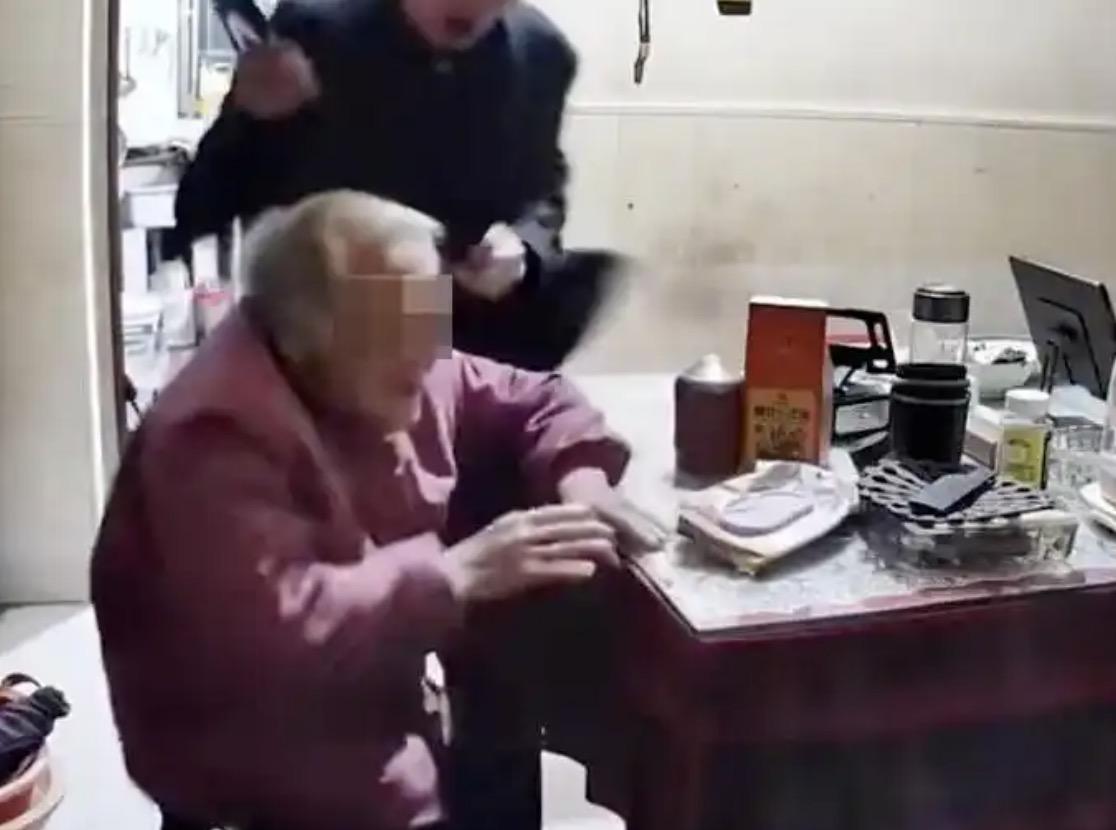 越是了解常州92岁老人被儿子殴打事件，我越是感觉到脊背发凉！起初我以为这位老人
