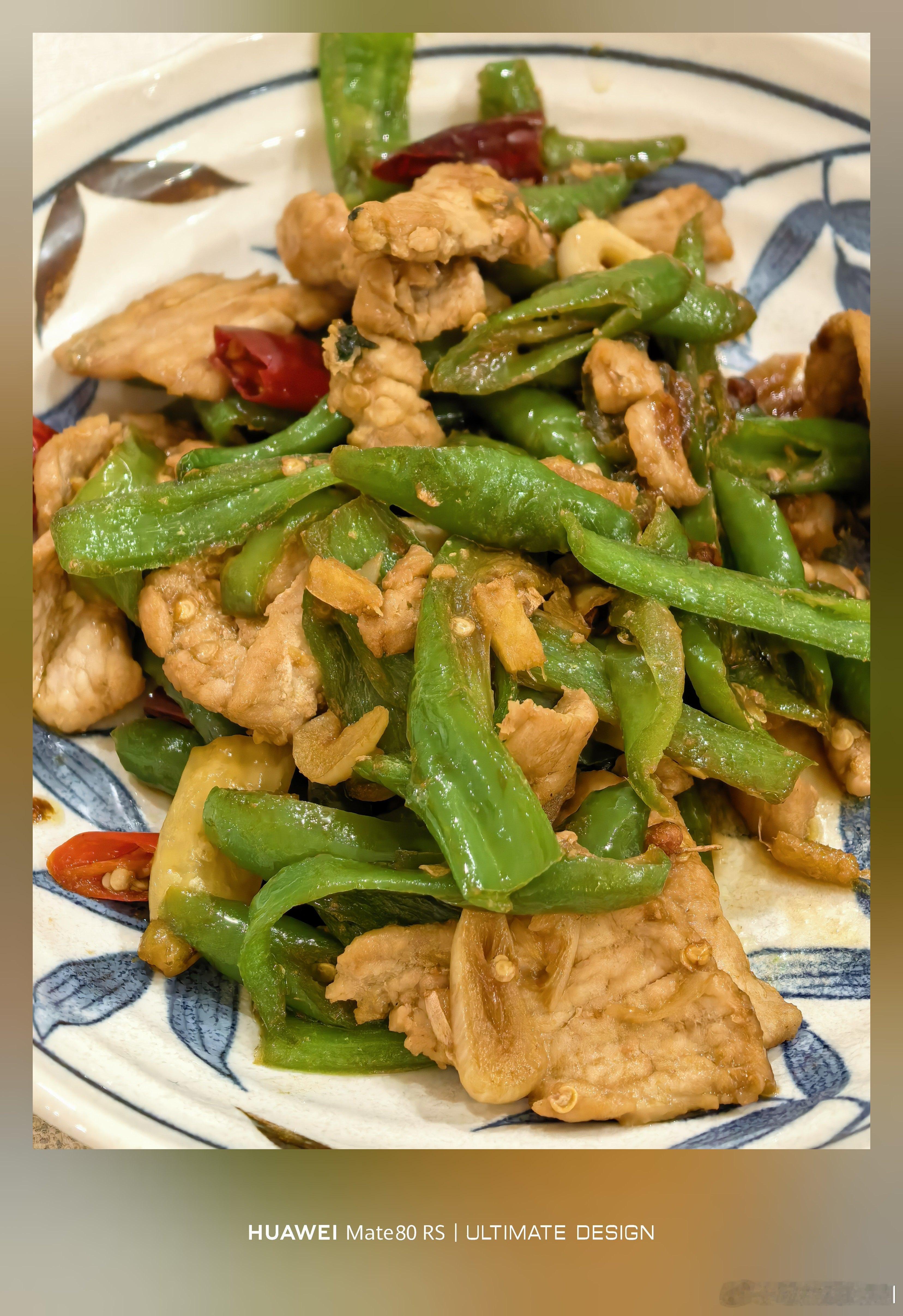 回家，下厨做晚饭～冬天的油菜苔真的很好吃，跟豌豆尖并列最爱～很久没吃辣椒炒肉了，