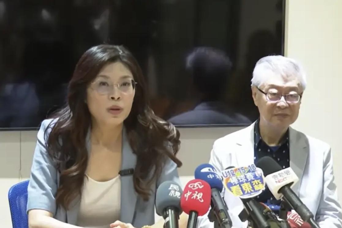 郑丽文拜会“老长官”陈冲，这波拉票操作有点意思！作为国民党主席参选人，她特意找上