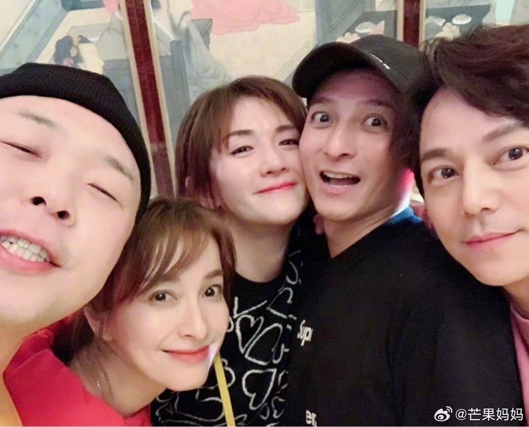 啥时候可以蹲一个快乐家族五人同框何炅谢娜李维嘉KTV照