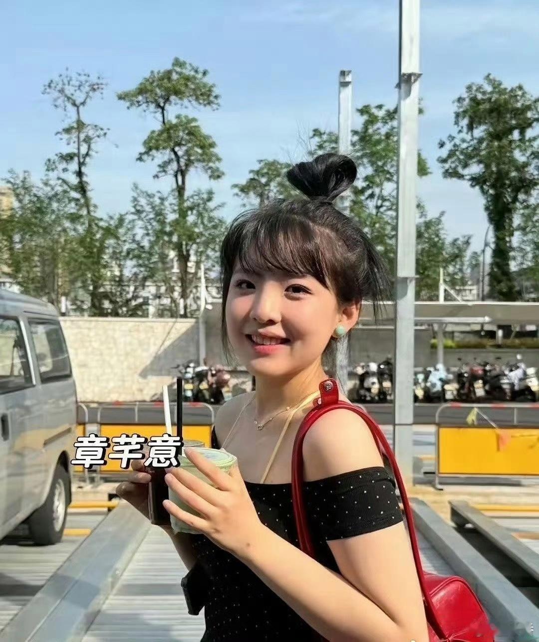 章家三姐妹怎么越看越像了，感觉都在朝着章若楠的风格靠拢了
