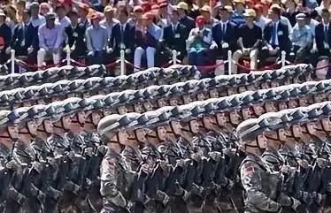 西方一直没想明白一件事：为什么历经重重封锁打压，中国依旧稳稳站住脚跟。当年立国之