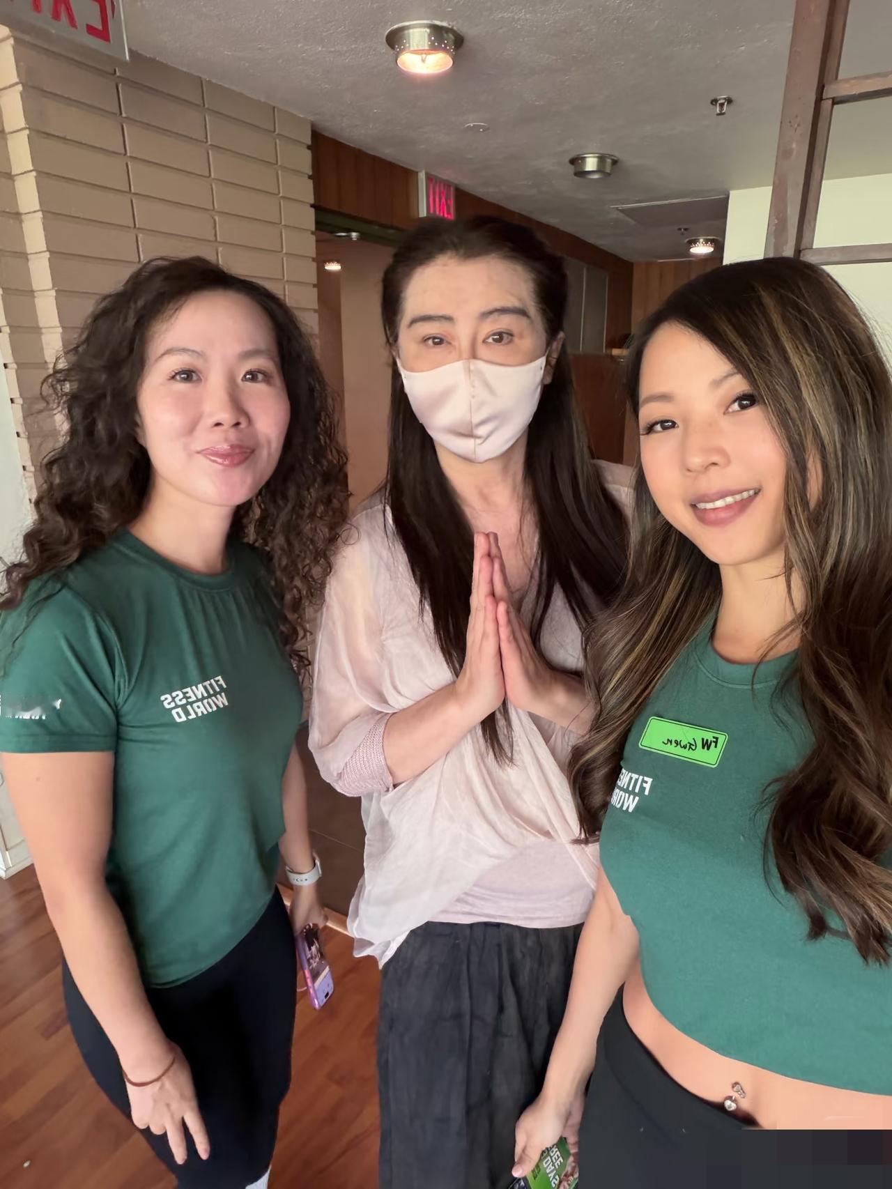 王祖贤近日在温哥华露面，无修图下额头青筋暴起，眼袋浮肿有大肚腩，找不到年轻时的气