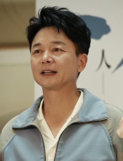 2001年，刘奕君妻子铁了心要离婚，他叹了口气说：离婚可以，你得答应我一个条件。