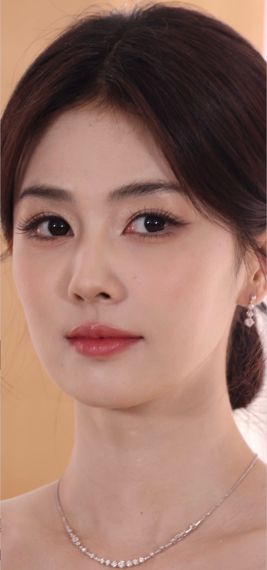 白鹿高清怼脸生图检验，这算不算大美女？​​​