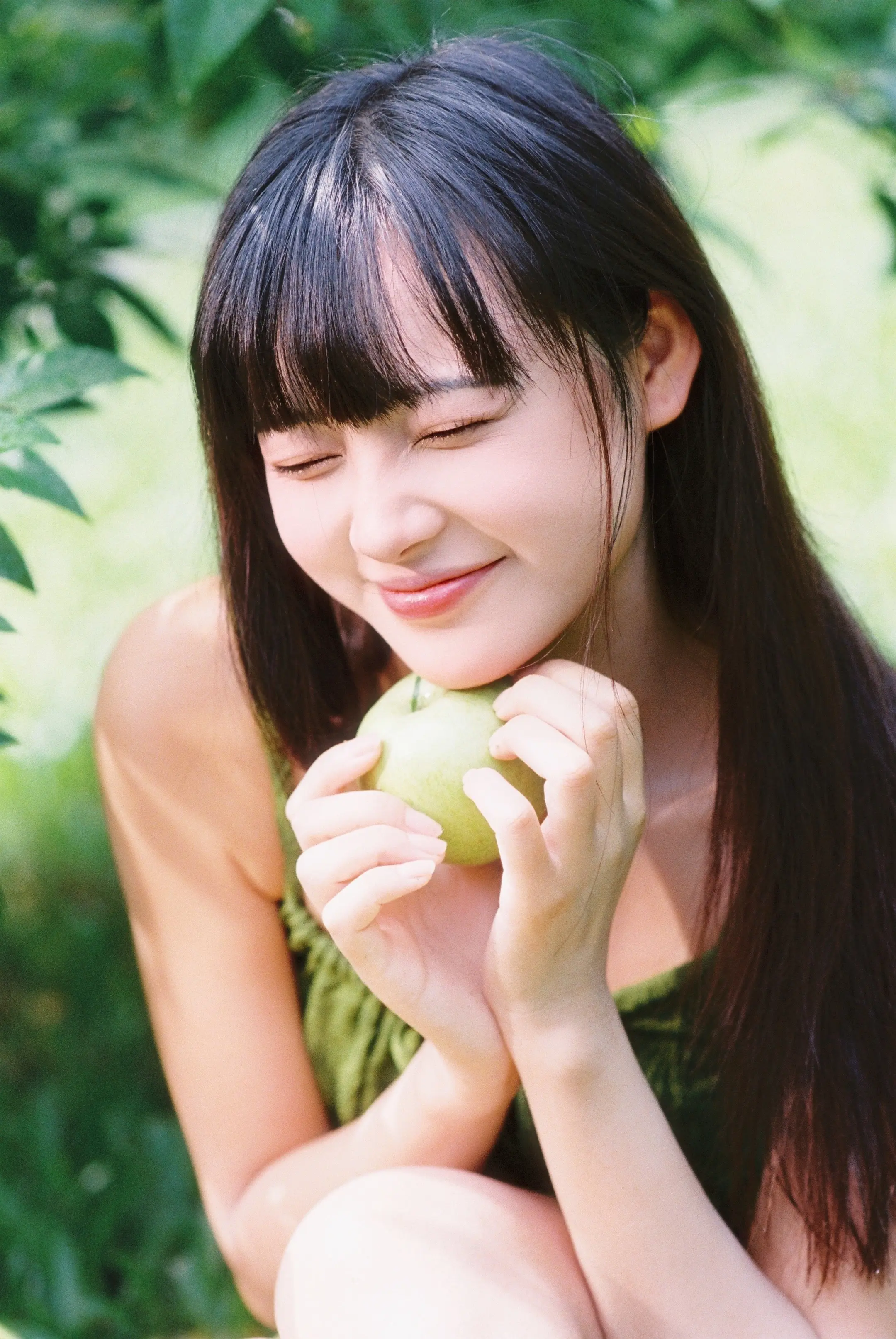 这才是夏天的正确打开方式｜胶片森系人像。夏日外景拍照别再乱拍啦，给大家...