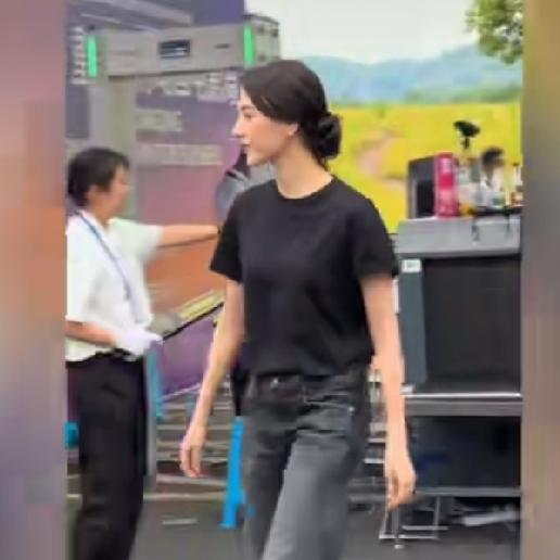 娜然真是个神奇的女演员，演技不见得有多好，天天一副冷若冰霜，拽拽的大小姐模