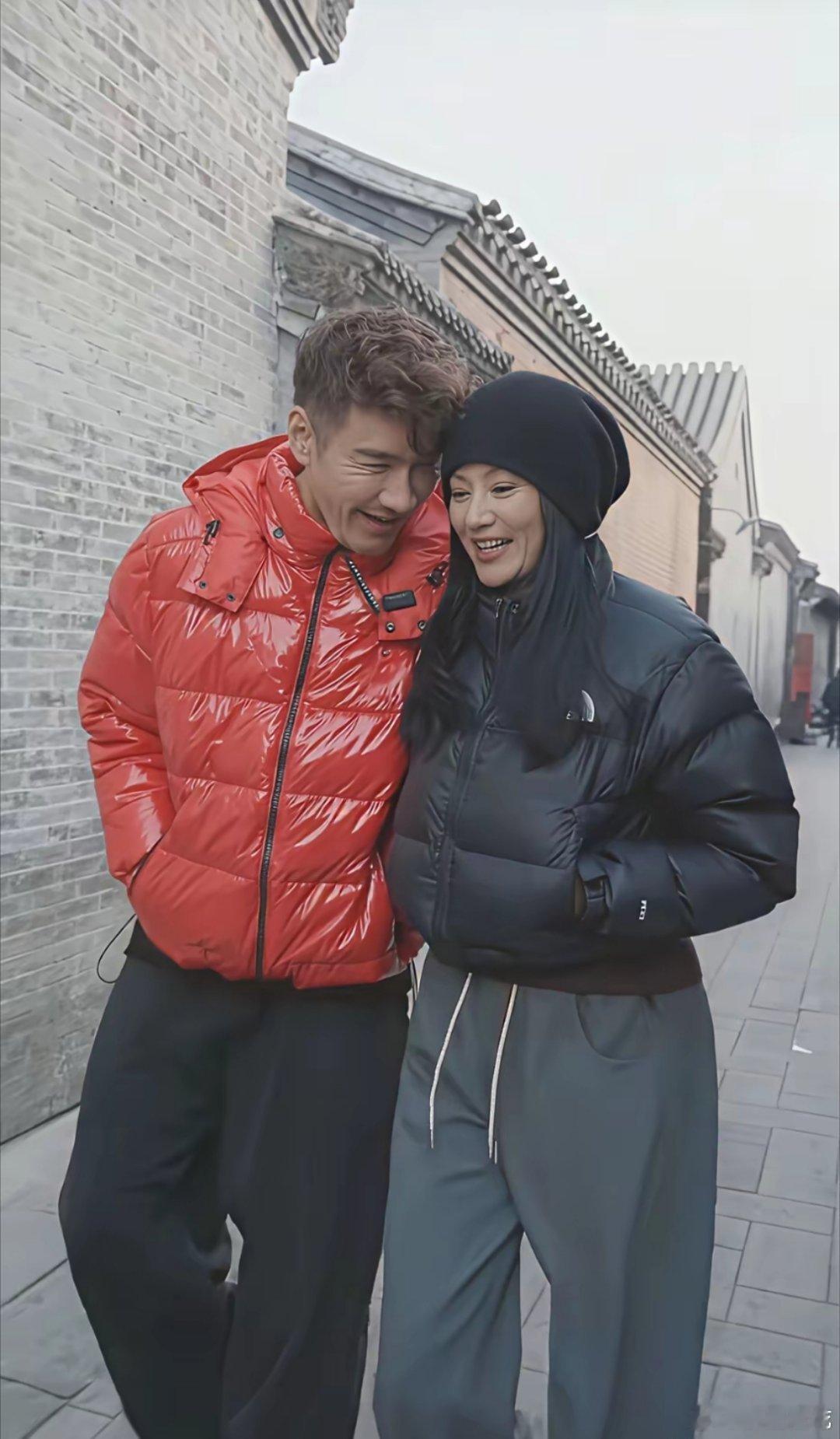 20岁表妹问我：奇怪，胡兵、瞿颖可以说是娱乐圈最离谱的神仙组合了，都54岁了同框