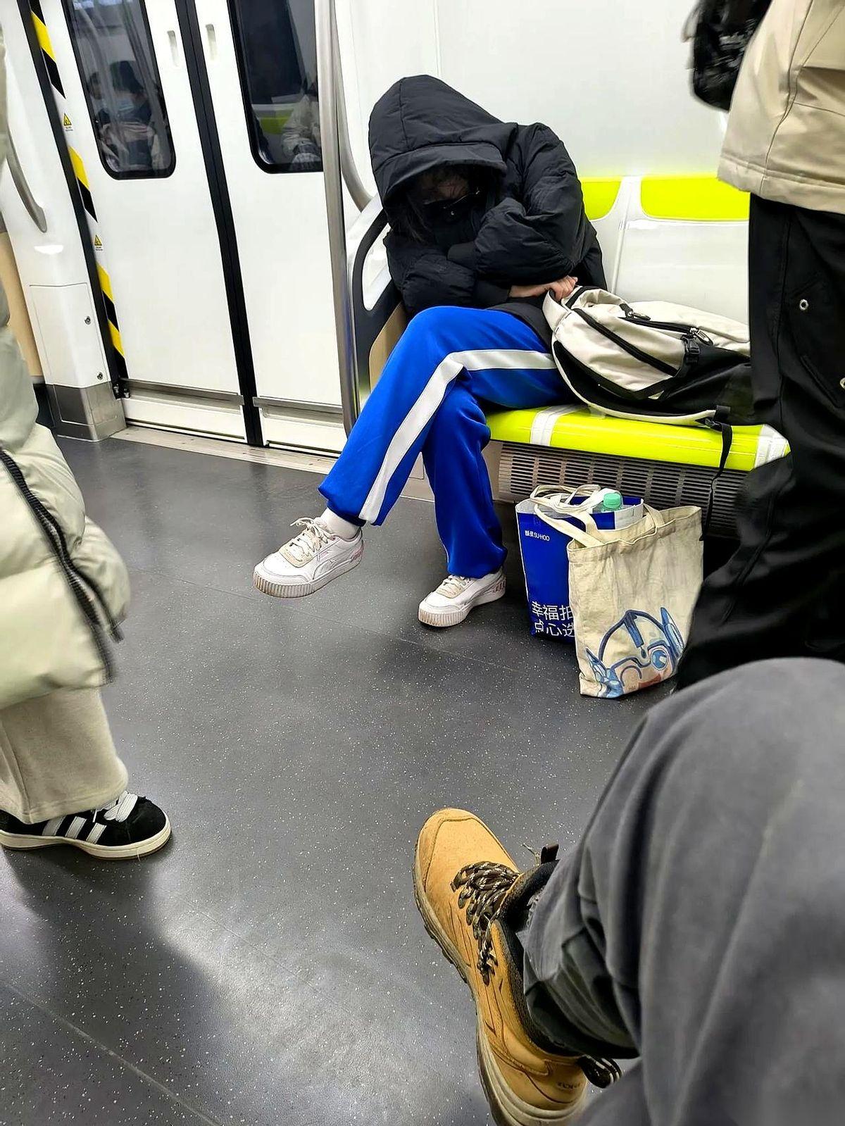 俩人，一顿午饭，32块钱。账单就压在桌角，他盯着那个数字，半天没去碰筷子。海