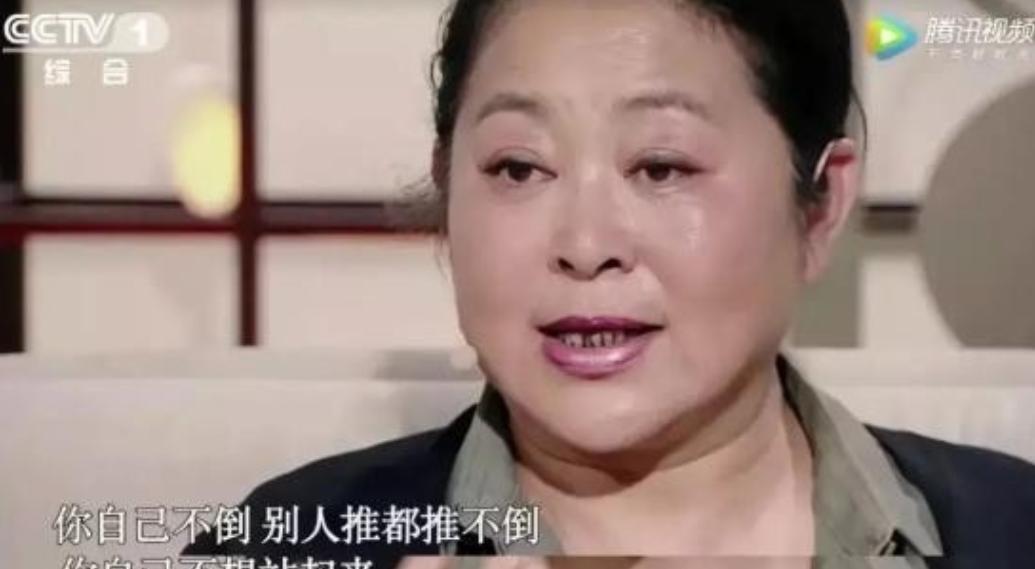 冯小刚披上衣服打开门，还没来得及看清来人，一个女人已经“扑通”一声跪在了冰冷的地