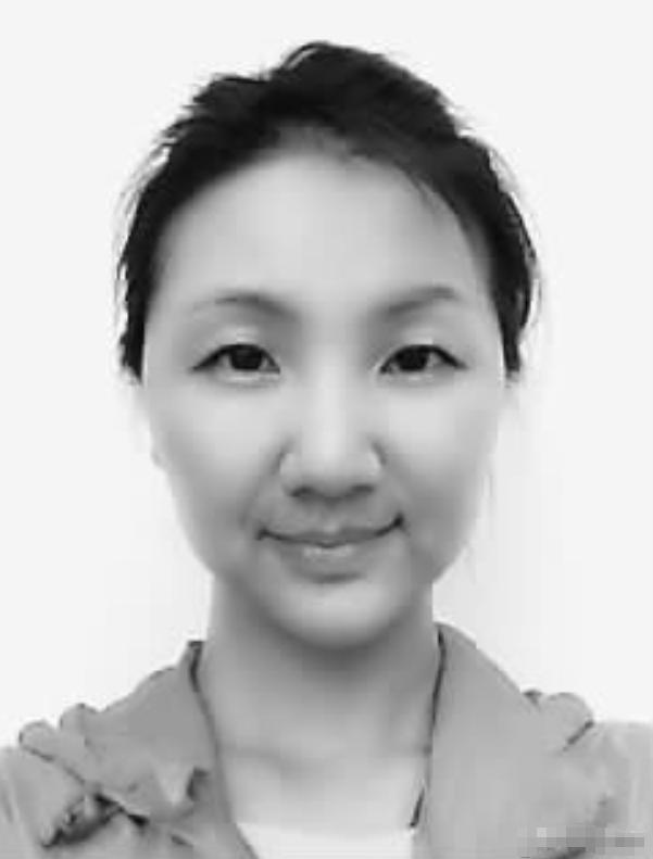 2012年，一架飞乌鲁木齐的飞机升至5000米高空，空姐忽然推着餐车猛地撞